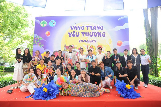 Trình diễn văn nghệ và tặng quà bệnh nhi vào dịp Trung thu Trình diễn văn nghệ và tặng quà bệnh nhi vào dịp Trung thu