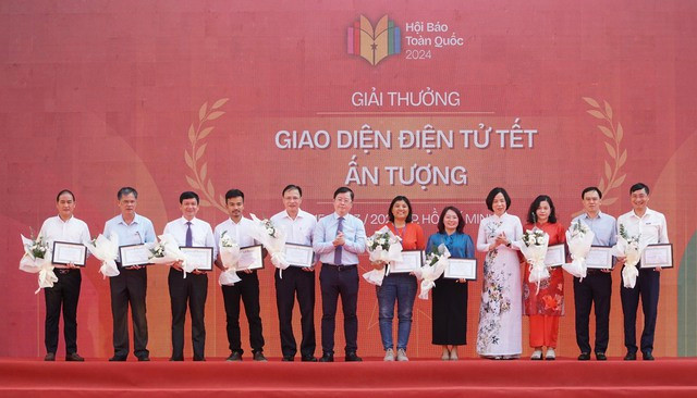 Lãnh đạo trao giải Giao diện điện tử Tết ấn tượng cho các đơn vị Lãnh đạo trao giải Giao diện điện tử Tết ấn tượng cho các đơn vị