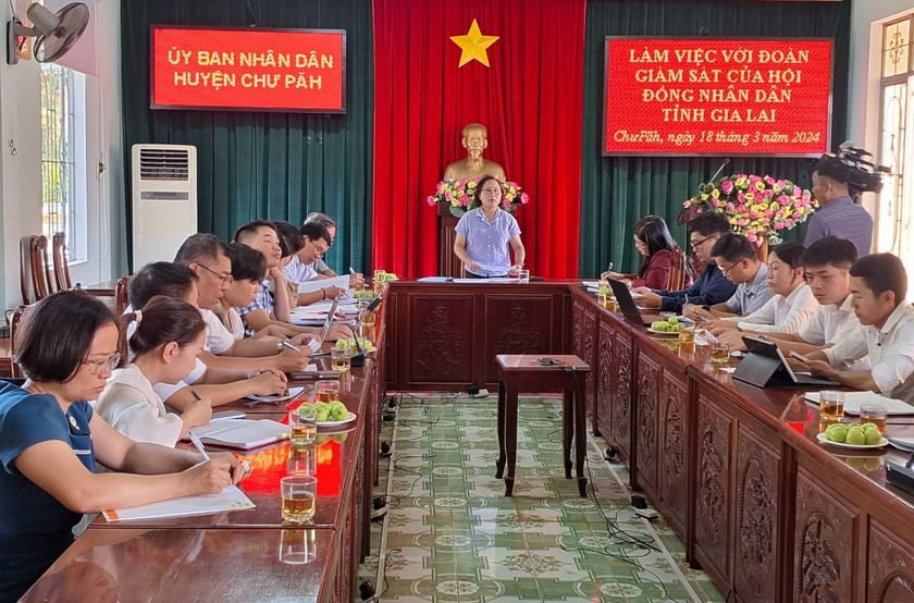 Đoàn giám sát HĐND tỉnh làm việc với UBND huyện Chư Păh về cải cách hành chính. Ảnh: T.D Đoàn giám sát HĐND tỉnh làm việc với UBND huyện Chư Păh về cải cách hành chính. Ảnh: T.D