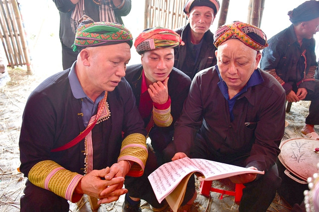 Thầy cúng Chảo Tờ Phủ (trái) truyền dạy văn cúng cho thầy trẻ Chảo Láo Sì (giữa), sinh 1990