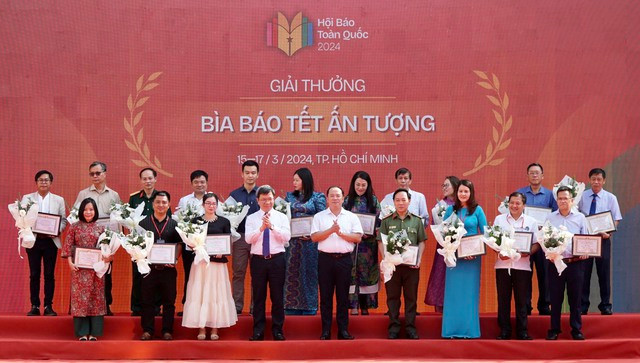 Lãnh đạo trao giải Bìa báo Tết ấn tượng cho các đơn vị Lãnh đạo trao giải Bìa báo Tết ấn tượng cho các đơn vị