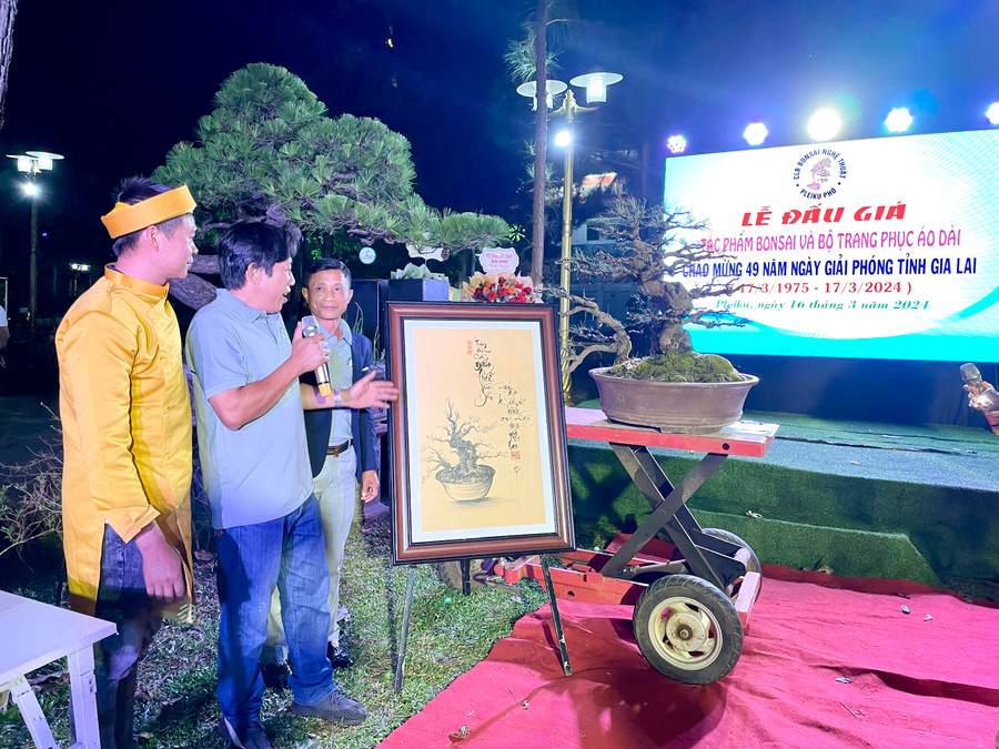 Một số tác phẩm được đưa ra đấu giá để gây quỹ. Ảnh: L.N Một số tác phẩm được đưa ra đấu giá để gây quỹ. Ảnh: L.N