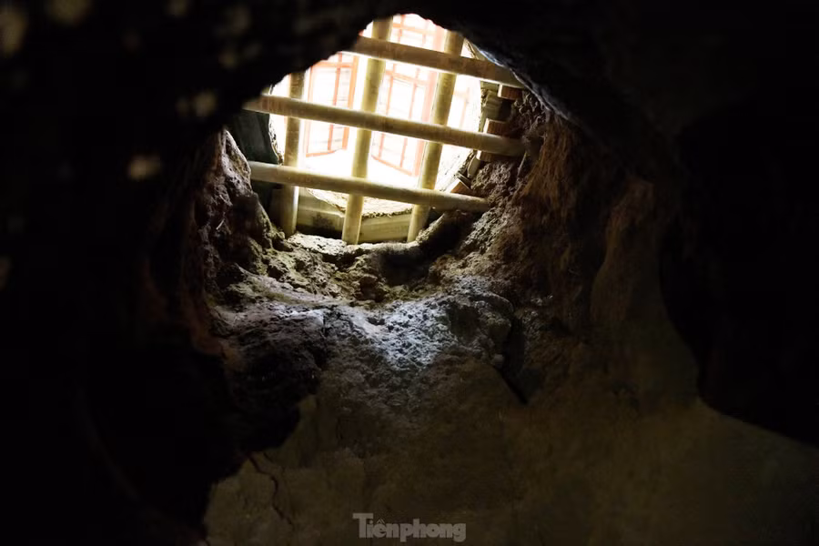 Ngoài đường hầm chính và các đường nhánh, quanh gò Thì Thùng còn có nhiều lớp chiến hào chằng chịt thông với địa đạo, bố trí nhiều công sự chiến đấu và bãi chông.