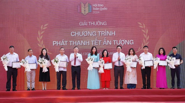 Lãnh đạo trao giải Chương trình Phát thanh Tết ấn tượng cho các đơn vị Lãnh đạo trao giải Chương trình Phát thanh Tết ấn tượng cho các đơn vị