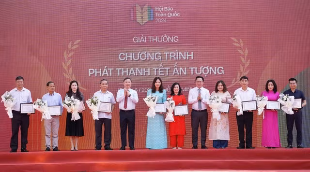 Lãnh đạo trao giải Chương trình Phát thanh Tết ấn tượng cho các đơn vị