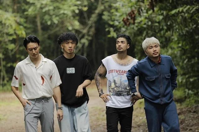 Tuấn Trần (thứ hai từ trái qua) trong phim Móng vuốt