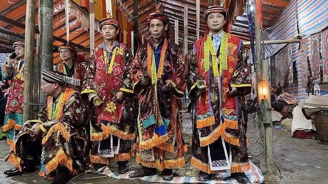 Thầy cúng người Dao mặc trang phục của phụ nữ khi thực hiện nghi thức cúng