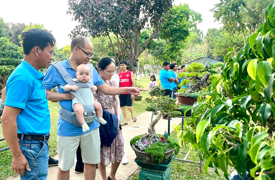Triển lãm thu hút đông đảo khách tham quan. Ảnh: L.N Triển lãm thu hút đông đảo khách tham quan. Ảnh: L.N