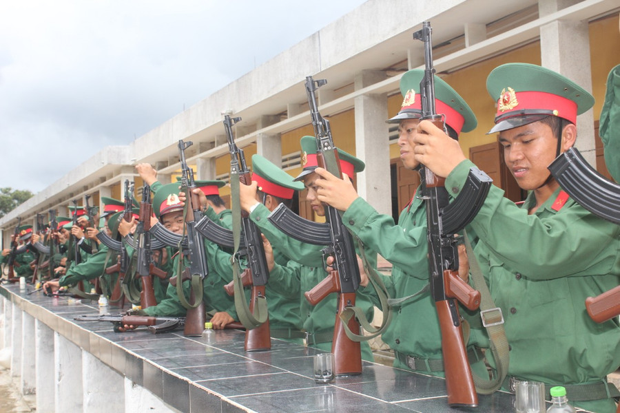 Tân binh học tháo lắp súng. Ảnh: T.D Tân binh học tháo lắp súng. Ảnh: T.D