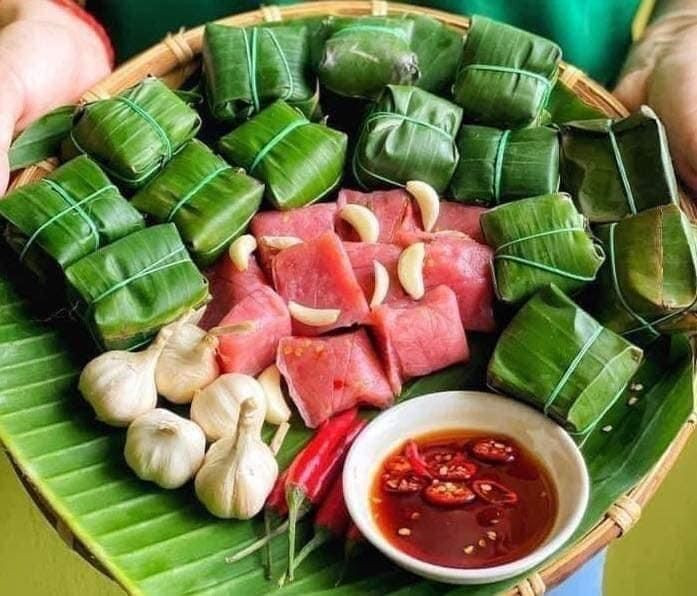 Miếng nem mềm thơm có vân lá ổi cuốn kèm. (Ảnh: Tiêm nhà Ché)