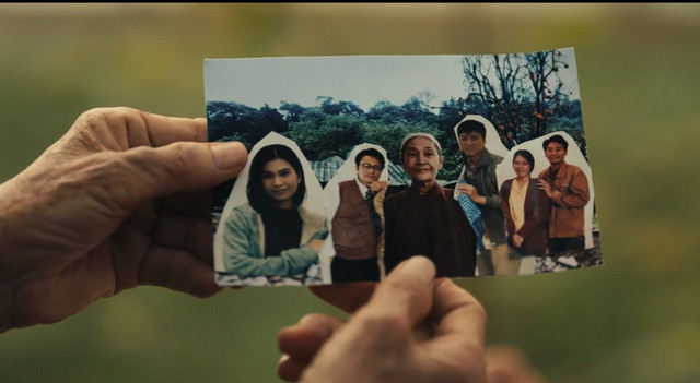 Thế nhưng, bức ảnh gia đình là sự cắt ghép từ nhiều ảnh khác Thế nhưng, bức ảnh gia đình là sự cắt ghép từ nhiều ảnh khác