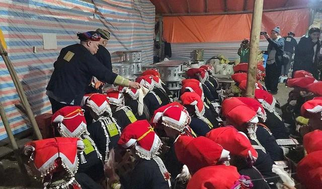 Thầy cúng phát binh lương cho các con thánh trong lễ cấp sắc 12 đèn