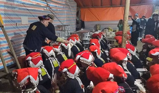 Thầy cúng phát binh lương cho các con thánh trong lễ cấp sắc 12 đèn