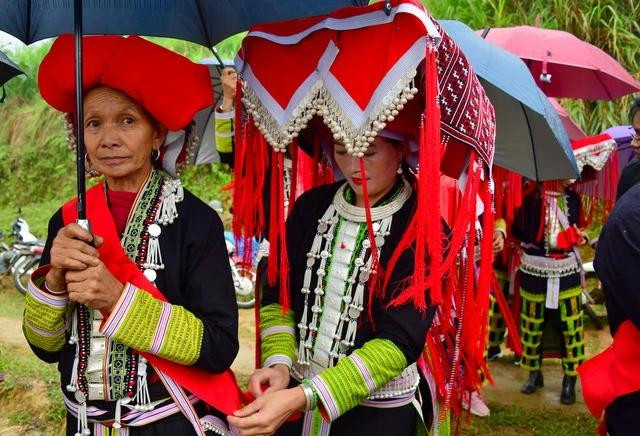 Học trò đeo băng đỏ cho bà Triệu Nhị Muội, làm nghi thức nhận bà làm sư phụ để học “cái lý” người Dao