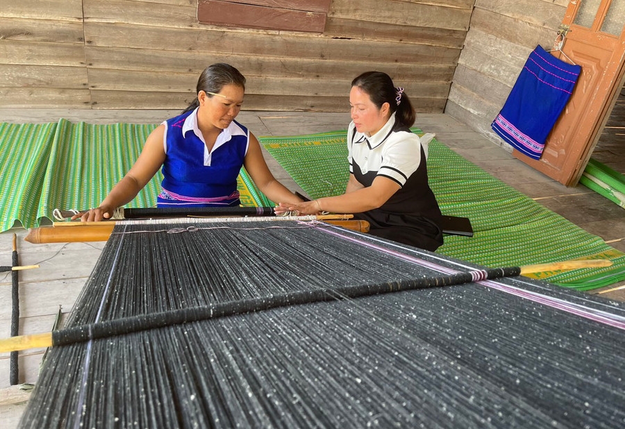 Chị Đinh Pier (bìa trái) luôn dành nhiều thời gian và tâm huyết để dệt nên những tấm thổ cẩm với hoa văn sắc sảo. Ảnh: V.C Chị Đinh Pier (bìa trái) luôn dành nhiều thời gian và tâm huyết để dệt nên những tấm thổ cẩm với hoa văn sắc sảo. Ảnh: V.C