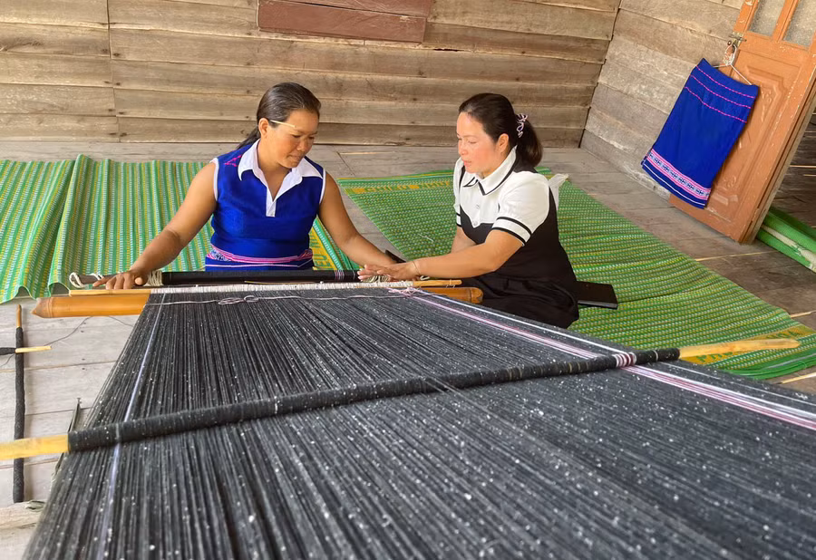 Chị Đinh Pier (bìa trái) luôn dành nhiều thời gian và tâm huyết để dệt nên những tấm thổ cẩm với hoa văn sắc sảo. Ảnh: V.C