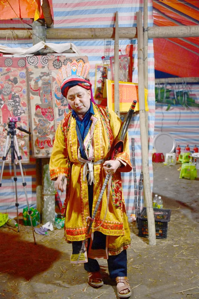 Thầy Chảo Tờ Sài cúng thỉnh Ngọc Hoàng về dự lễ Tẩu Sai (lên 12 đèn)