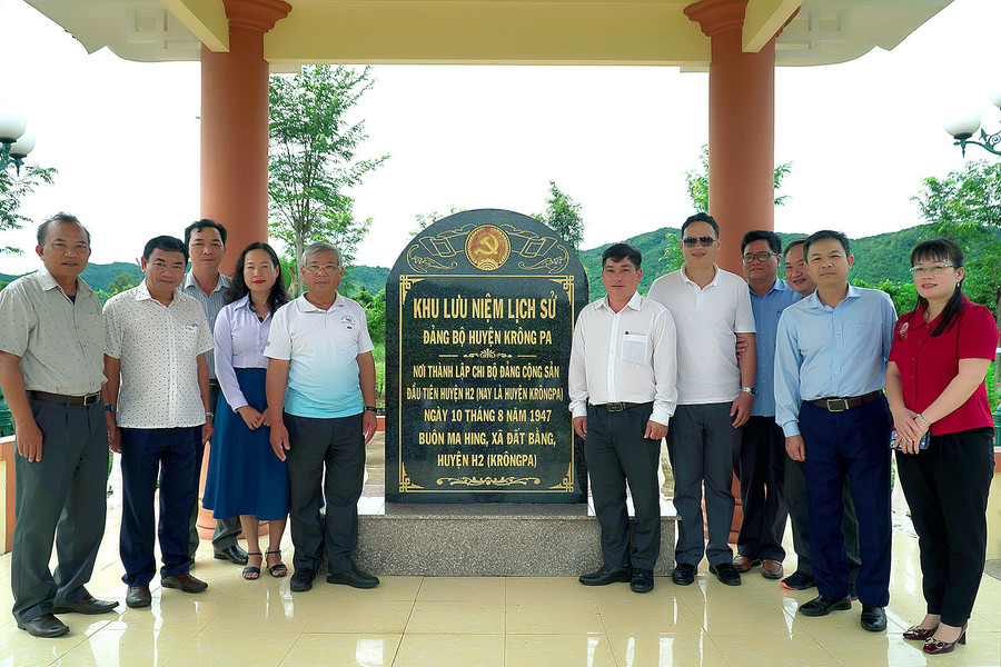 Để tăng cường sự lãnh đạo của Đảng, ngày 10-8-1947, tại buôn Ma Hing (xã Đất Bằng), Chi bộ Đảng Cộng sản đầu tiên của huyện H2 được thành lập. Ảnh: Đ.T Để tăng cường sự lãnh đạo của Đảng, ngày 10-8-1947, tại buôn Ma Hing (xã Đất Bằng), Chi bộ Đảng Cộng sản đầu tiên của huyện H2 được thành lập. Ảnh: Đ.T