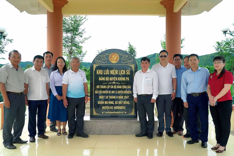 Để tăng cường sự lãnh đạo của Đảng, ngày 10-8-1947, tại buôn Ma Hing (xã Đất Bằng), Chi bộ Đảng Cộng sản đầu tiên của huyện H2 được thành lập. Ảnh: Đ.T