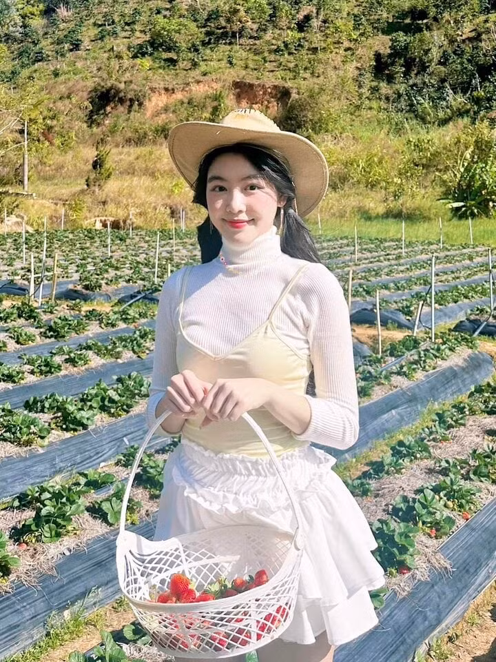 Thảo Linh sở hữu gương mặt phúc hậu cùng chiều cao ấn tượng.