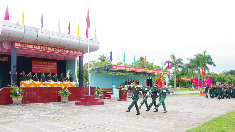 Cán bộ, chiến sĩ Trung đoàn 1 diễu hành tại lễ phát động đợt thi đua cao điểm năm 2023. Ảnh: T.D Cán bộ, chiến sĩ Trung đoàn 1 diễu hành tại lễ phát động đợt thi đua cao điểm năm 2023. Ảnh: T.D