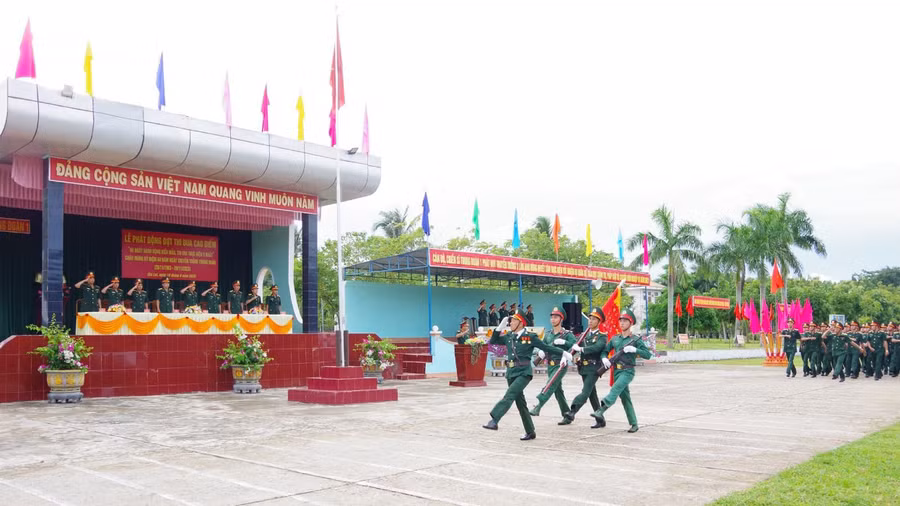 Cán bộ, chiến sĩ Trung đoàn 1 diễu hành tại lễ phát động đợt thi đua cao điểm năm 2023. Ảnh: T.D