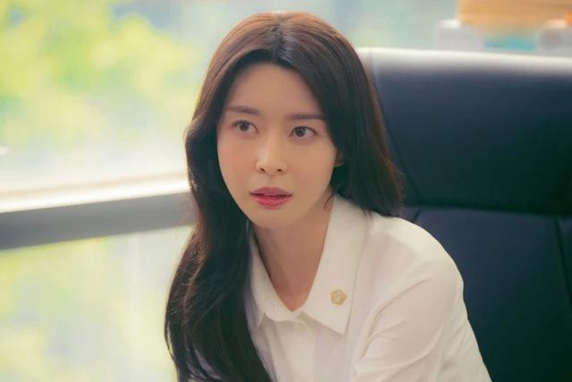 Tạo hình luật sư của Kwon Na Ra trong phim Tiệm chụp ảnh ma quái. Tuy có xuất thân là idol, Kwon Nara chứng minh mình không chỉ là một &quot;bình hoa di động&quot; và chinh phục được khán giả với nhiều tác phẩm chất lượng như Itaewon Class, Thanh tra bí mật của hoàng gia, Bulgasal: Trường sinh bất tử...