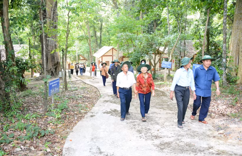 Các cán bộ, nguyên cán bộ Ban Tuyên giáo Tỉnh ủy qua các thời kỳ thăm lại Khu di tích lịch sử cách mạng của tỉnh tại xã Krong, huyện Kbang. Ảnh: Lam Nguyên