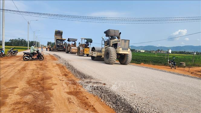 Tuyến đường kết nối Tây - Đông sẽ được thảm nhựa vào cuối tháng 6/2024. Tuyến đường kết nối Tây - Đông sẽ được thảm nhựa vào cuối tháng 6/2024.