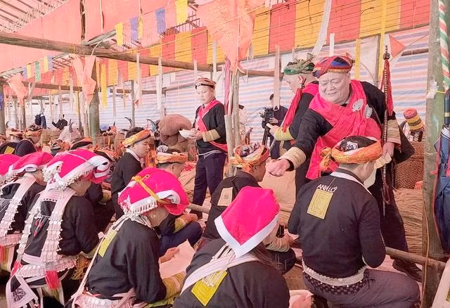 Thầy cúng thực hiện nghi thức phát lương cho học trò vời thiên binh về dự lễ 12 đèn