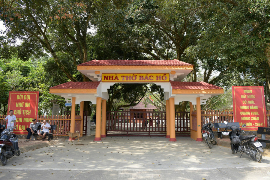 Trên Cao nguyên Vân Hòa, nơi được mệnh danh là "Đà Lạt của Phú Yên" với khí hậu quanh năm mát mẻ, tại thôn Bình Hòa, xã Sơn Định, huyện Sơn Hòa là Nhà thờ Bác Hồ, di tích lịch sử gắn liền với cuộc kháng chiến chống Mỹ oanh liệt của quân và dân Phú Yên. Trên Cao nguyên Vân Hòa, nơi được mệnh danh là "Đà Lạt của Phú Yên" với khí hậu quanh năm mát mẻ, tại thôn Bình Hòa, xã Sơn Định, huyện Sơn Hòa là Nhà thờ Bác Hồ, di tích lịch sử gắn liền với cuộc kháng chiến chống Mỹ oanh liệt của quân và dân Phú Yên.