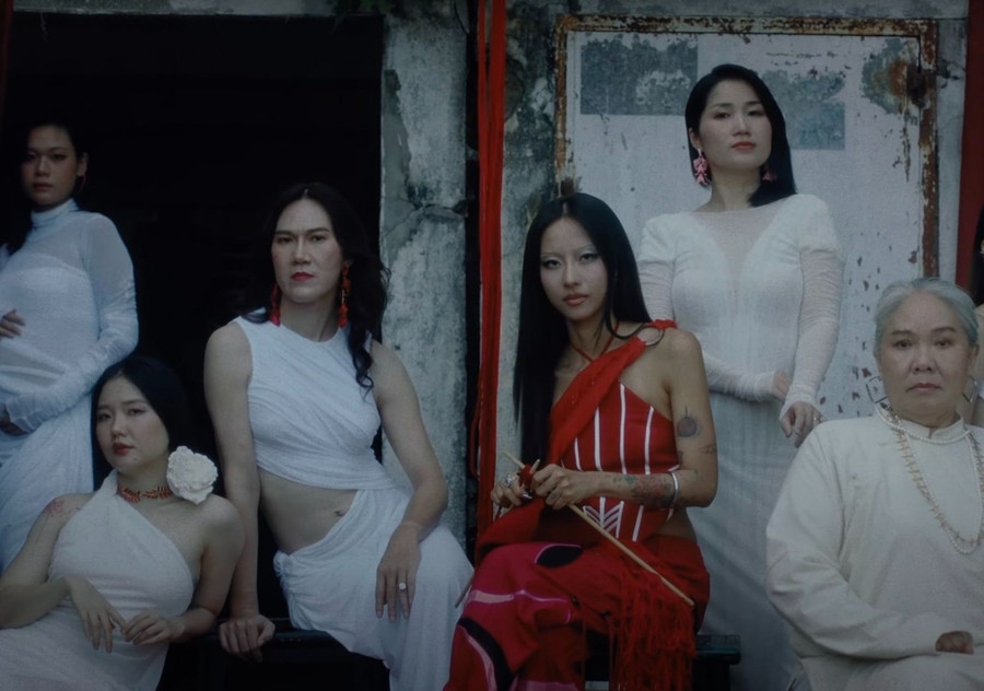 Suboi trong MV Dâu thiên hạ. Suboi trong MV Dâu thiên hạ.