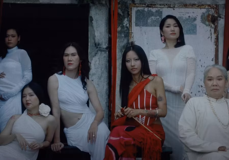 Suboi trong MV Dâu thiên hạ.