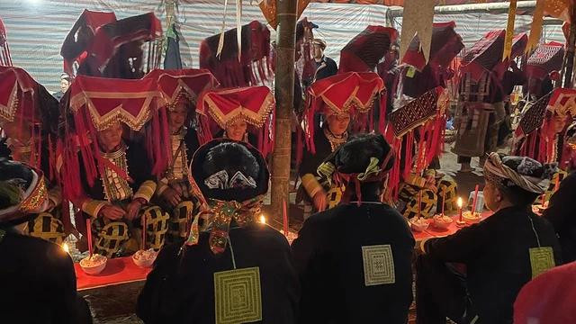 Lủi tán, dấu triện Ngọc Hoàng sau lưng trang phục người Dao Lủi tán, dấu triện Ngọc Hoàng sau lưng trang phục người Dao