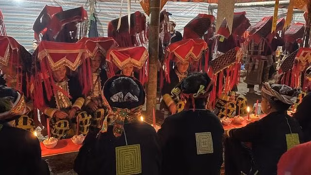 Lủi tán, dấu triện Ngọc Hoàng sau lưng trang phục người Dao