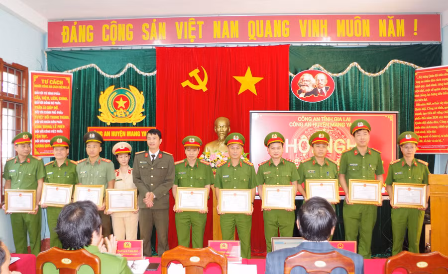 Các cá nhân thuộc Công an huyện Mang Yang được khen thưởng về thành tích xuất sắc trong phong trào thi đua “vì an ninh Tổ quốc năm 2023”. Ảnh: Thanh Nhật