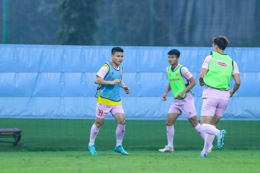 Quang Hải tập luyện chăm chỉ cùng đồng đội