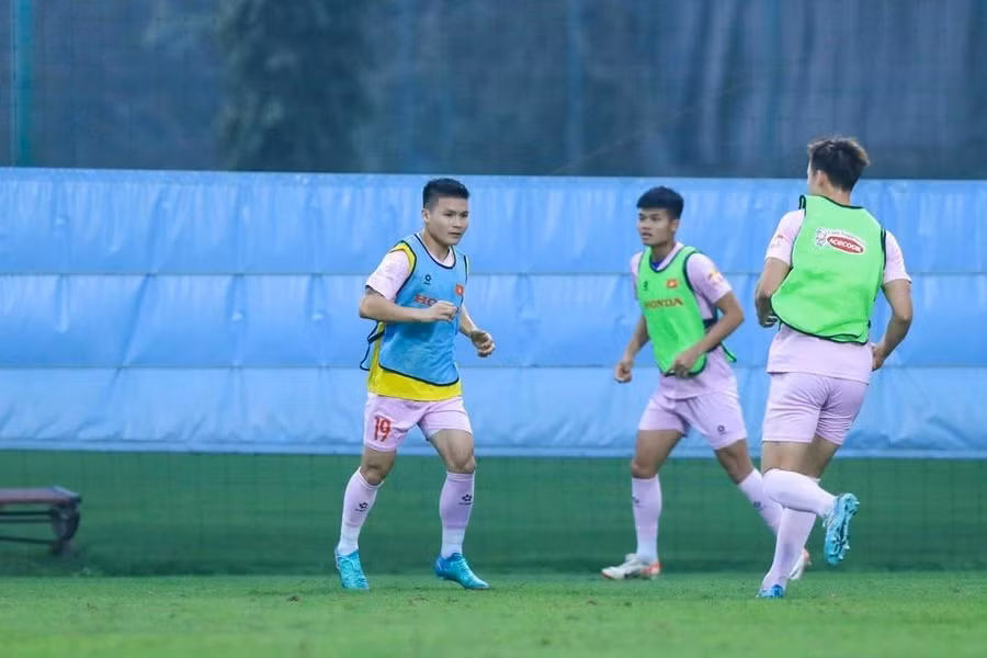 Quang Hải tập luyện chăm chỉ cùng đồng đội