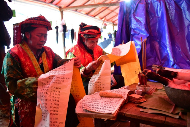 Mọi việc lớn nhỏ của người Dao thầy cúng thực hiện, đều dựa theo sách ghi chép của tổ tiên