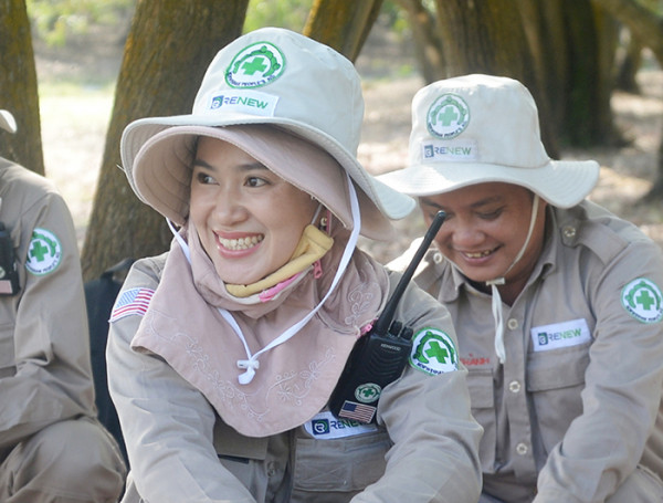Các thành viên đội rà phá bom, mìn trò chuyện, chia sẻ những vui buồn trong cuộc sống mỗi giờ nghỉ giải lao. Các thành viên đội rà phá bom, mìn trò chuyện, chia sẻ những vui buồn trong cuộc sống mỗi giờ nghỉ giải lao.