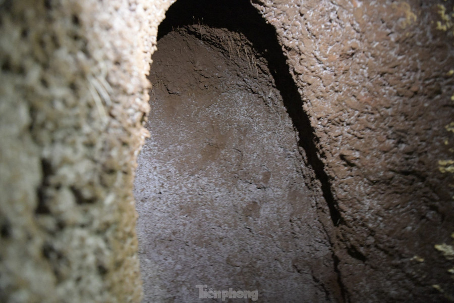 Trong 15 tháng, hơn 100.000 nhân công đã hoàn thành công trình Địa đạo Gò Thì Thùng chạy theo hướng bắc nam xuyên qua gò Thì Thùng với tổng chiều dài gần 2km và độ sâu trung bình 5m dưới mặt đất. Trong 15 tháng, hơn 100.000 nhân công đã hoàn thành công trình Địa đạo Gò Thì Thùng chạy theo hướng bắc nam xuyên qua gò Thì Thùng với tổng chiều dài gần 2km và độ sâu trung bình 5m dưới mặt đất.