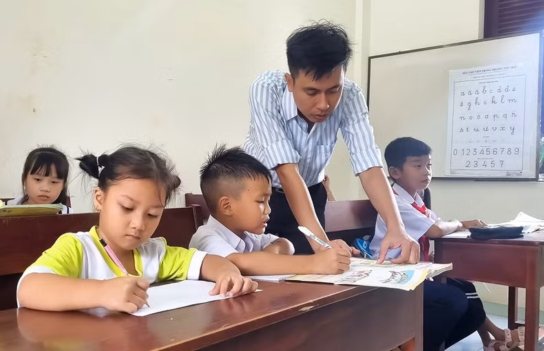 Thầy và trò Trường tiểu học xã Sinh Tồn.