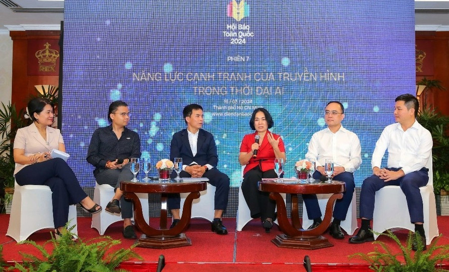 Phiên thảo luận &quot;Năng lực cạnh tranh của truyền hình trong thời đại AI&quot;. (Ảnh: TTXVN phát)