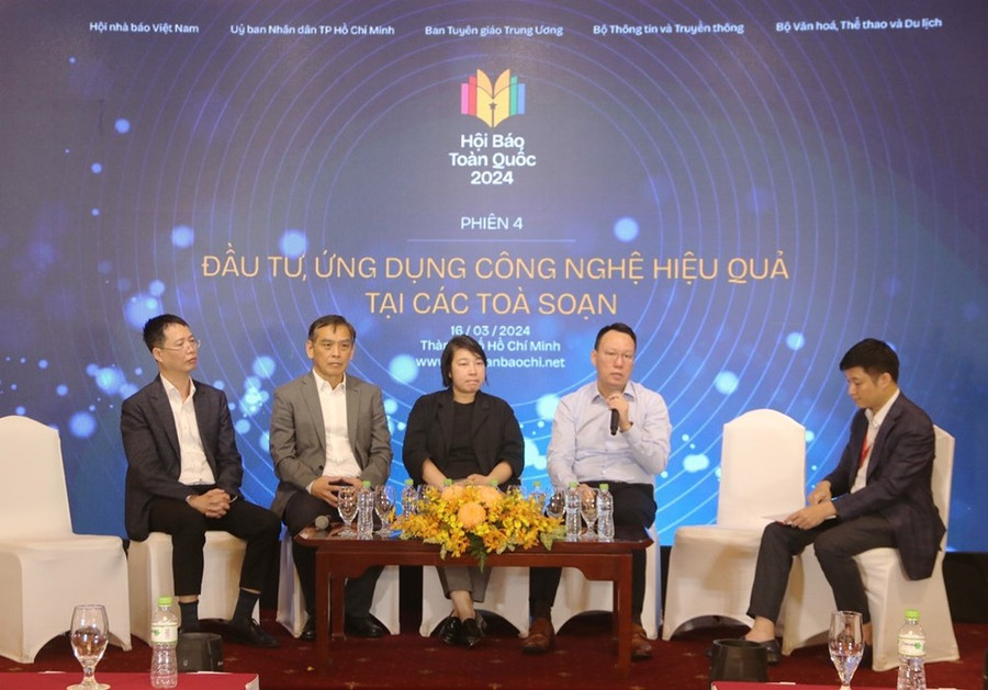 Các chuyên gia chia sẻ ý kiến tại phiên thảo luận &quot;Đầu tư, ứng dụng công nghệ hiệu quả tại các toà soạn&quot;. (Ảnh: Thu Hương/TTXVN)