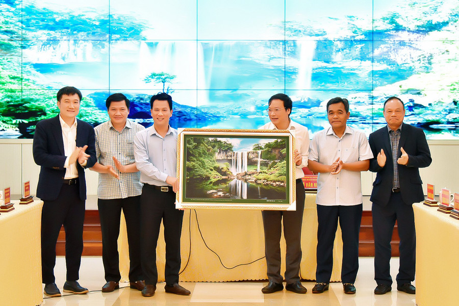 Lãnh đạo tỉnh Gia Lai tặng bức tranh thác Hang Én (thuộc huyện Kbang, là 1 trong những điểm đến đẹp nhất của Gia Lai) cho đoàn công tác Bộ Tài nguyên và Môi trường. Ảnh: Đ.T