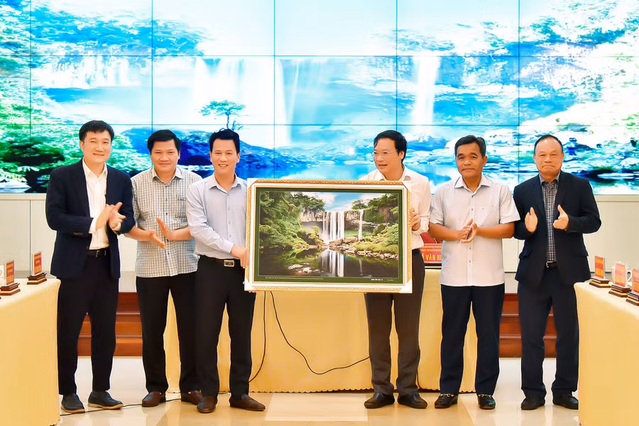 Lãnh đạo tỉnh Gia Lai tặng bức tranh thác Hang Én (thuộc huyện Kbang, là 1 trong những điểm đến đẹp nhất của Gia Lai) cho đoàn công tác Bộ Tài nguyên và Môi trường. Ảnh: Đ.T
