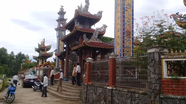 Ngày giỗ chạp hay đầu xuân mới, con cháu lại tụ tập về dưới mái nhà thờ tộc họ