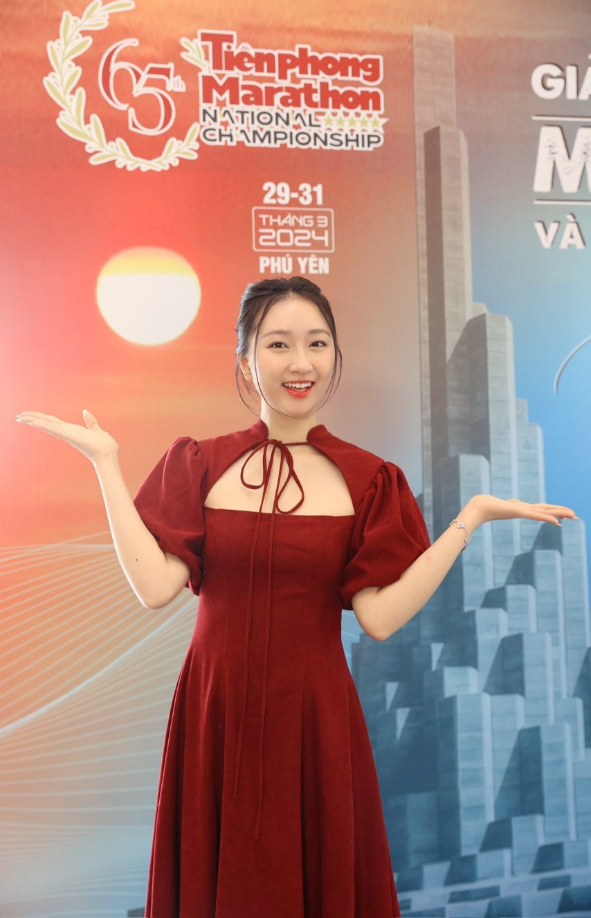 Người đẹp Kim Trà My diện váy đỏ nổi bật. Người đẹp Kim Trà My diện váy đỏ nổi bật.