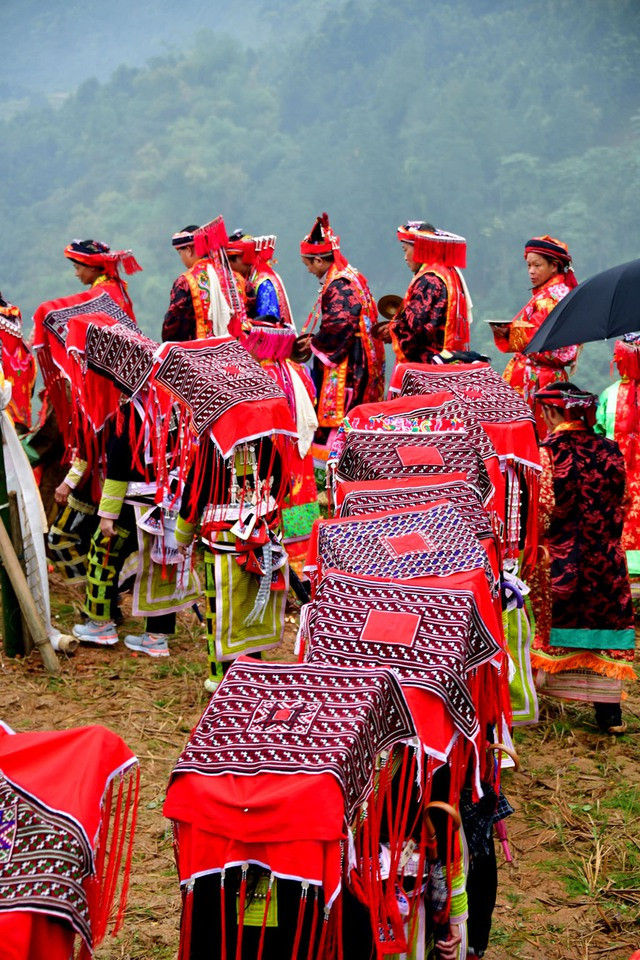 Khăn Pả nữ được ngửa ra nhìn trời trong lễ cấp sắc 12 đèn ở Phìn Ngan Khăn Pả nữ được ngửa ra nhìn trời trong lễ cấp sắc 12 đèn ở Phìn Ngan