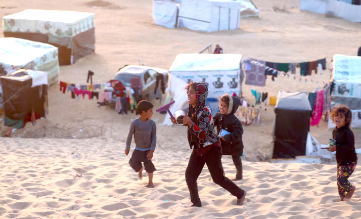Trẻ em chơi đùa tại một trại dành cho người Palestine di tản ở Rafah, phía Nam Dải Gaza. Ảnh: AFP Trẻ em chơi đùa tại một trại dành cho người Palestine di tản ở Rafah, phía Nam Dải Gaza. Ảnh: AFP